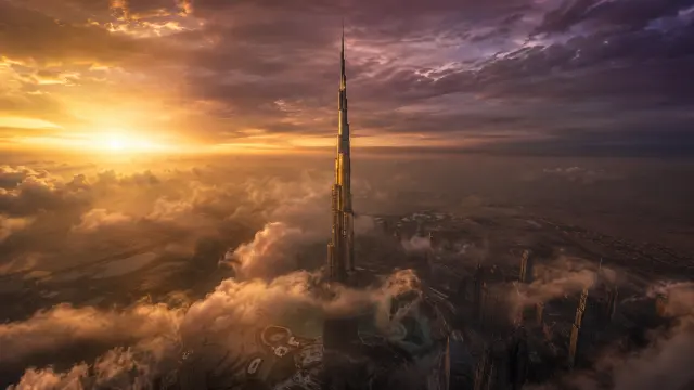 Atardecer dorado sobre Burj Khalifa y Dubai