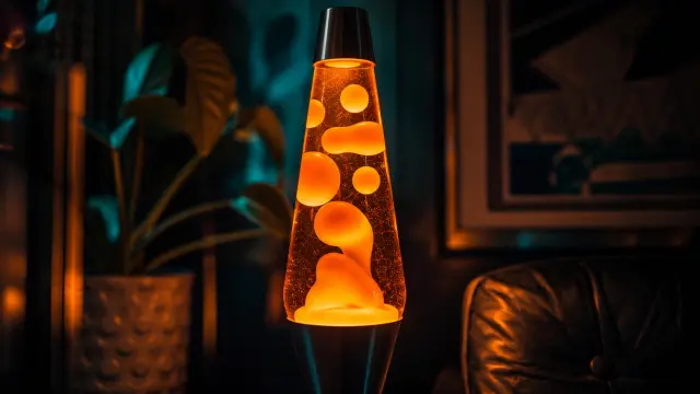 Lámpara de lava naranja brillante en interior oscuro