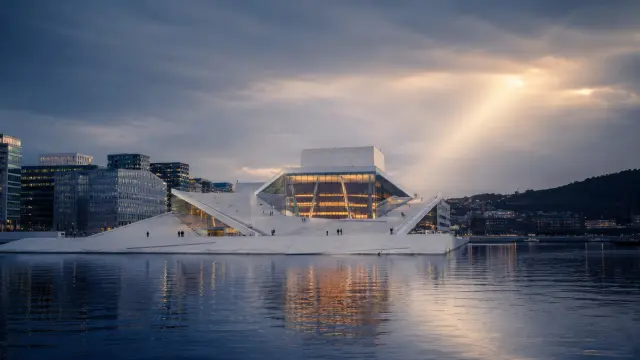 Opera de Oslo al atardecer con rayos de sol