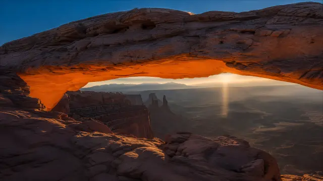 Arco de piedra al atardecer con luz dorada