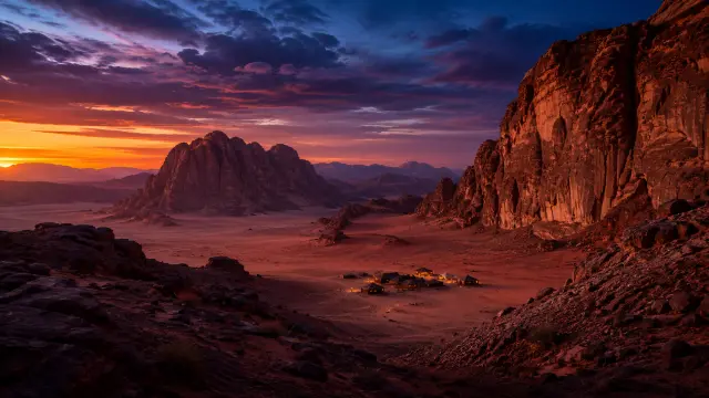 Camping en el desierto bajo un atardecer vibrante
