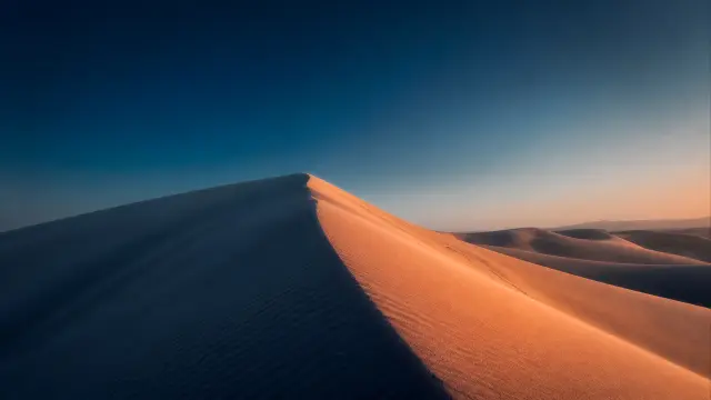 Dunas de arena al atardecer en el desierto