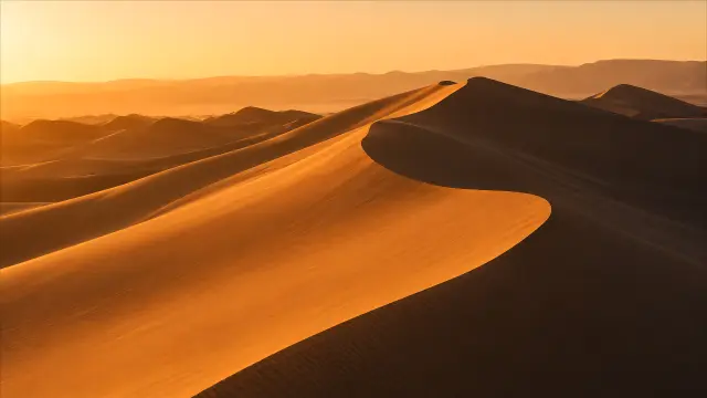 Dunas de arena doradas al atardecer en el desierto