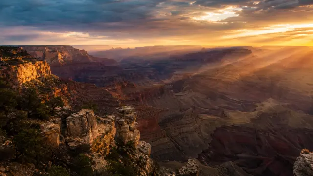 Gran Cañón al atardecer con rayos de sol dramáticos