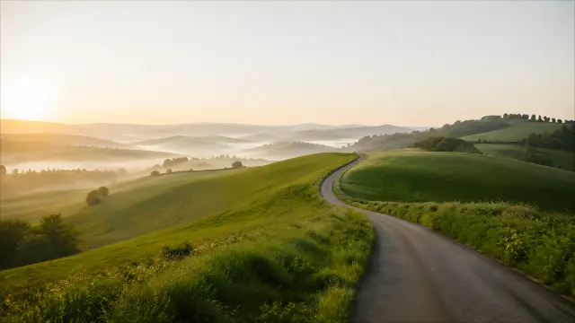 Fondo de pantalla de colinas verdes y carretera al amanecer