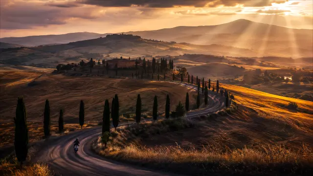 Paisaje toscano con cipreses y atardecer dorado