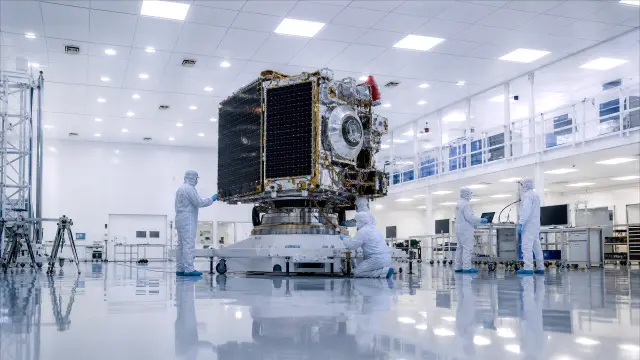 Tecnologos trabajando en satelite espacial futurista