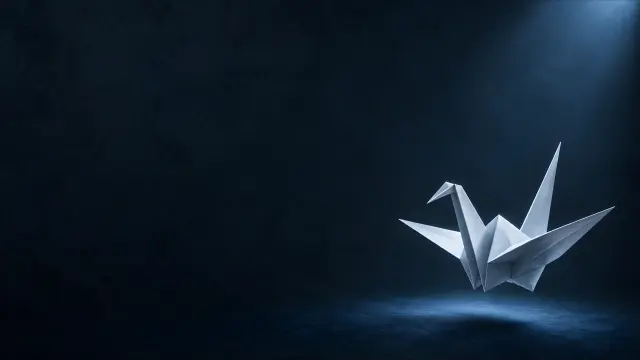 Gris origami flotante en fondo azul oscuro minimalista