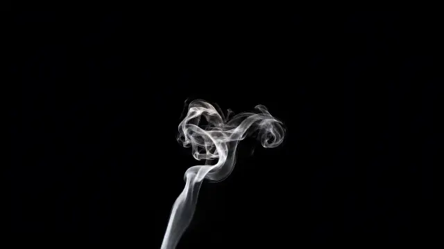Humo blanco y etéreo en espiral sobre fondo negro