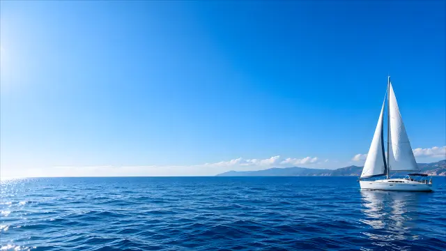 Velero en el mar con cielo azul despejado