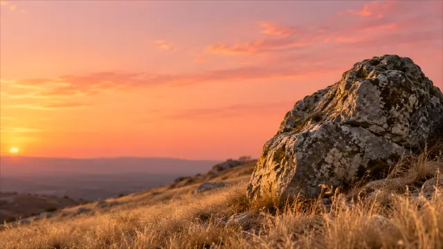 Piedras en colina al atardecer naranjo