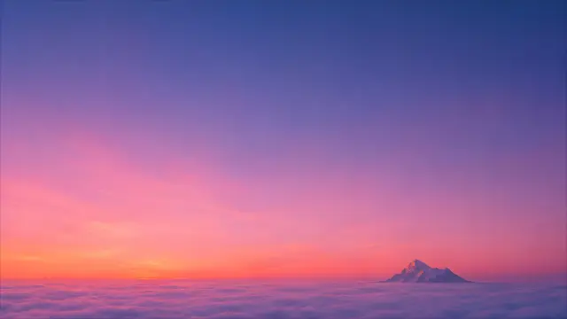 Cima nevada sobre mar de nubes al atardecer