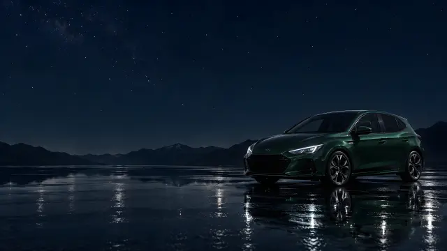 Coche verde oscuro reflejado en lago bajo estrellas