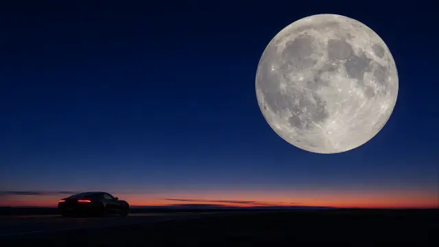 Fondo de pantalla: coche deportivo de noche con luna llena y atardecer