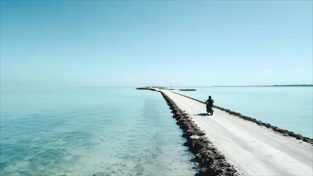 Fondo de pantalla de moto en carretera costera