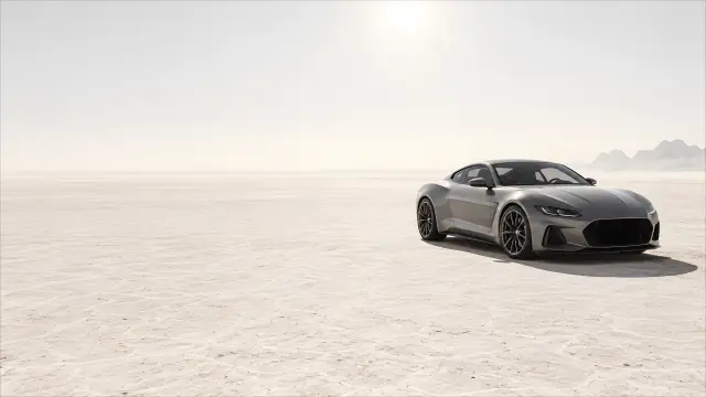 Coche deportivo gris en desierto al atardecer