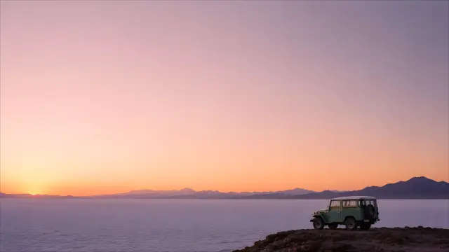 Fondo de pantalla 4x4 al atardecer en la orilla de un lago