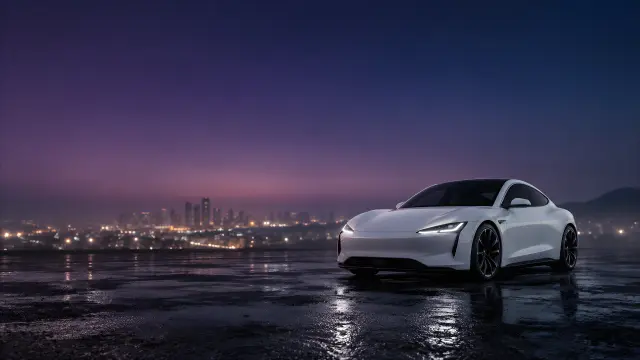 Coche eléctrico blanco en ciudad de noche
