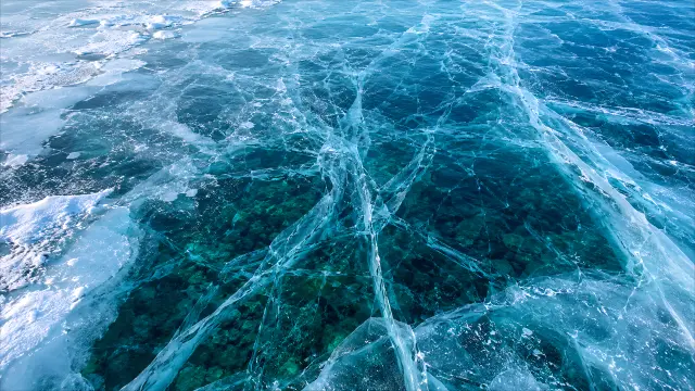 Hielo azul y grietas cristalinas en el mar congelado