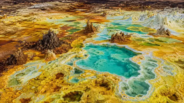 Oasis termal vibrante en paisaje geotermal