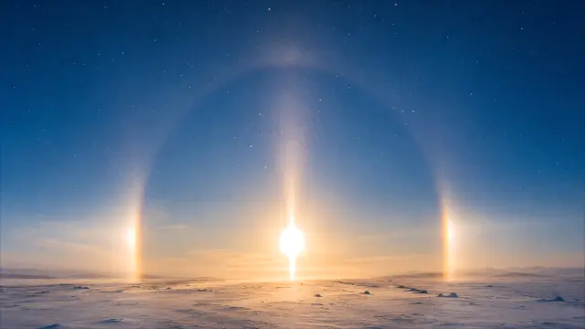 Sol triple en paisaje nevado estelar