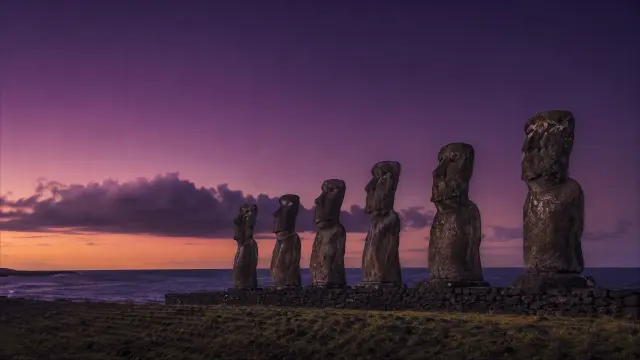 Estatuas Moai al atardecer en la costa de Isla de Pascua