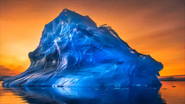 Glaciar de hielo azul en atardecer naranja
