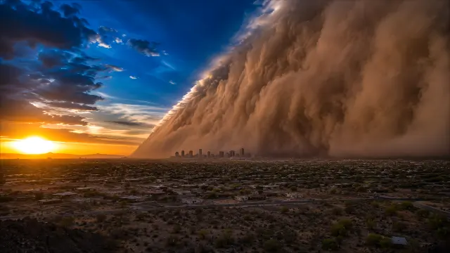 Fondo de pantalla 4K: Inminente pared de polvo sobre ciudad al atardecer