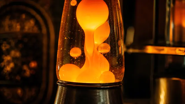 Lámpara de lava naranja brillante en ambiente cálido