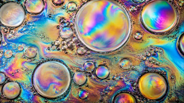 Burbujas iridiscentes con colores vibrantes y fluidos abstractos