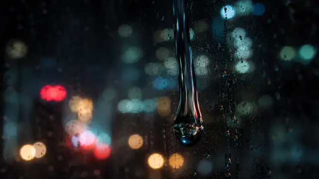 Gota de lluvia sobre cristal nocturno