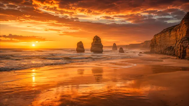Atardecer dorado sobre formaciones rocosas y playa