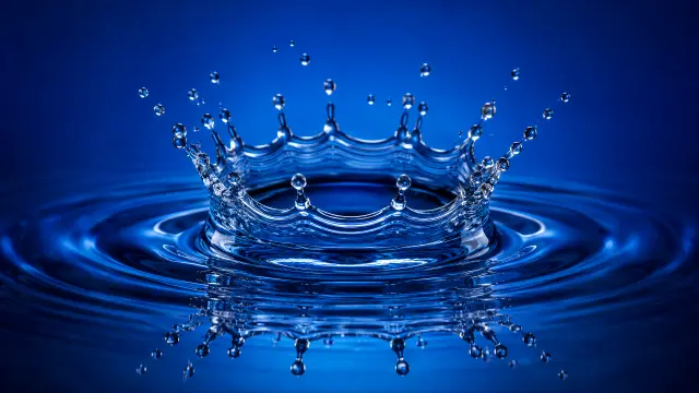 Corona de agua cristalina en azul profundo