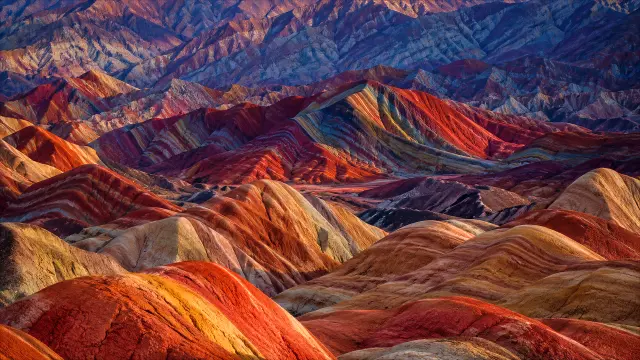 Montañas de colores vibrantes al atardecer